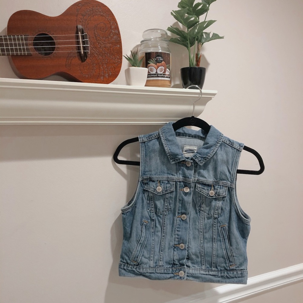 Sleeveless cropped jean jacket